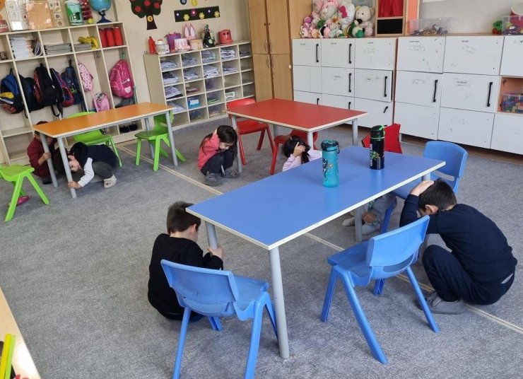 Deprem anında hayat kurtaran kuralları öğrendiler