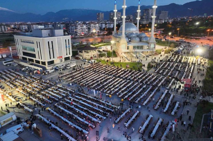 Binlerce kişi Merkezefendi Belediyesinin gönül sofrasında buluştu