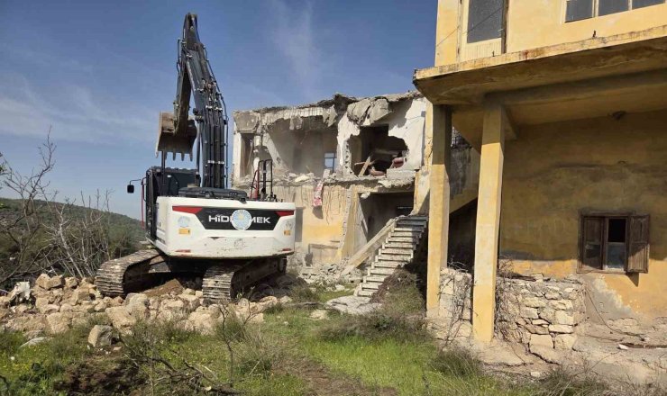 Akdeniz’de metruk binalar bir bir yıkılıyor