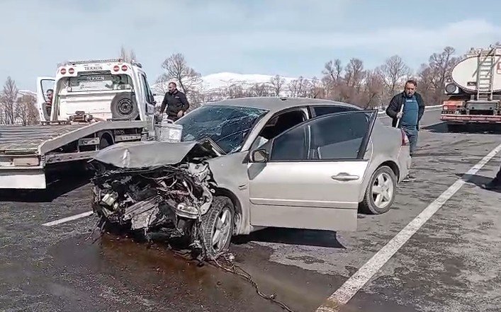 Tokat’ta iki otomobil kafa kafaya çarpıştı: 4 yaralı