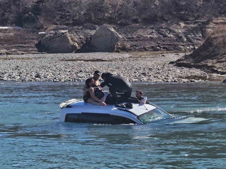 Araç baraj gölüne uçtu: 1 yaralı