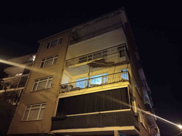 Üsküdar’da binanın balkonunda kısmi çökme meydana geldi