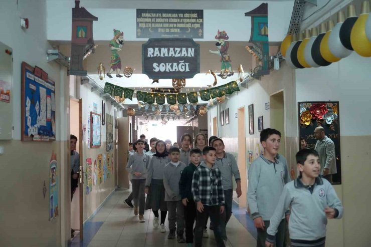 Bayburt’ta öğrenciler Ramazan ruhunu okula taşıdı: Koridorda ’Ramazan Sokağı’ oluşturuldu