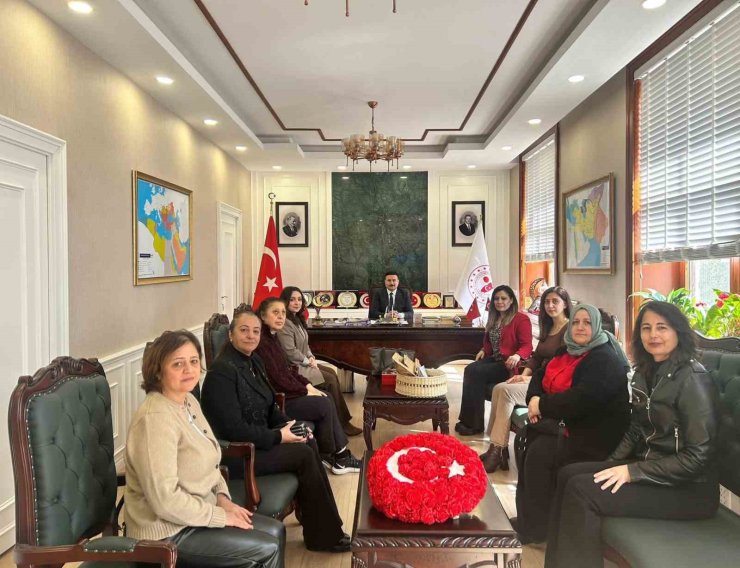 Gökçeadalı kadınlardan Kaymakam Acar’a el emeği hediyesi