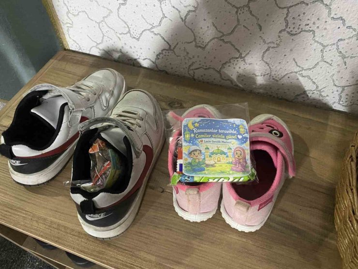 Teravih sonrası ayakkabılardan çıkan hediyeler çocukları sevindirdi