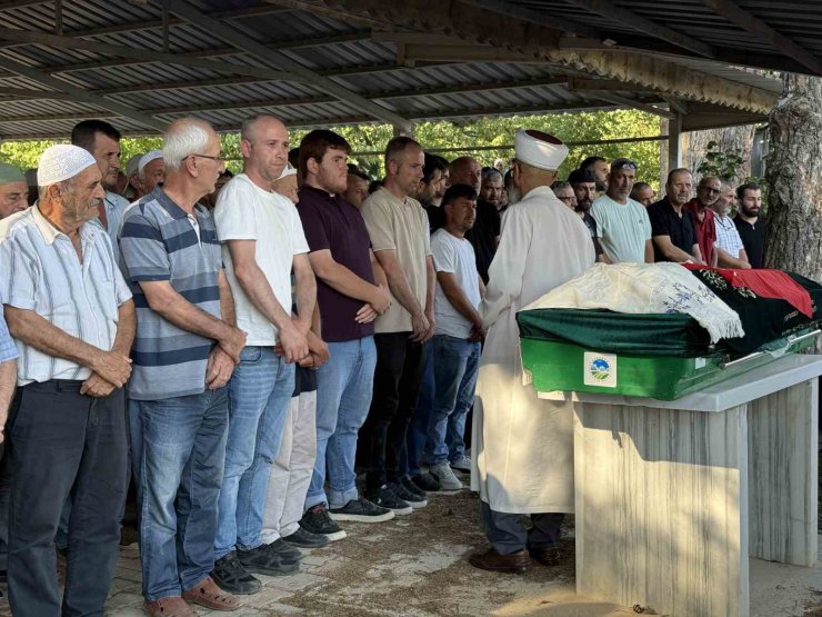 Öldürülen oğlunun doğum gününü mezarı başında kutladı