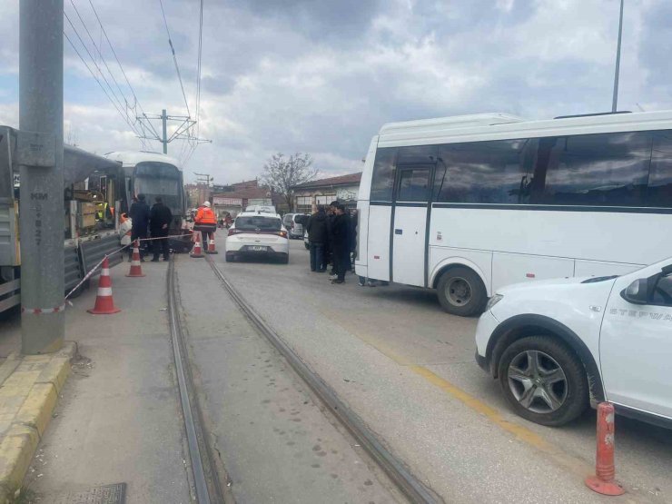 Minibüsle çarpışan tramvay raydan çıktı