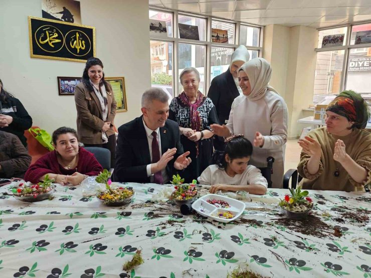 Gölcük’te engelli bireyler teraryum atölyesinde buluştu