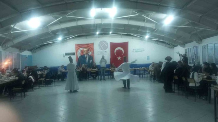 İftar sonrası öğrencilerden semazen gösterisi ve Ramazan manileri