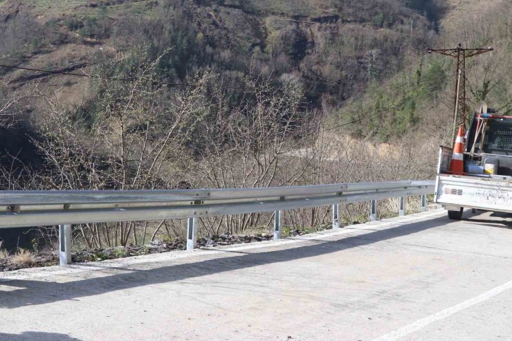 Ölüm yoluna bariyerli önlem