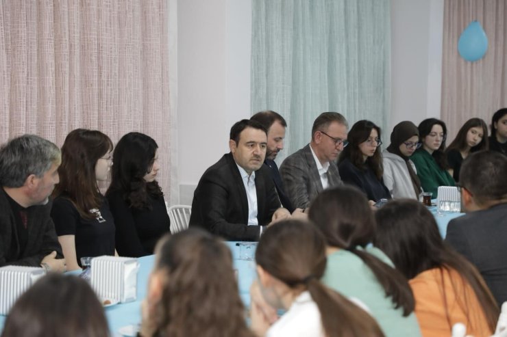 Vali Musa Işın, Necip Fazıl Kısakürek Anadolu Lisesi’nde öğrencilerle iftar yaptı