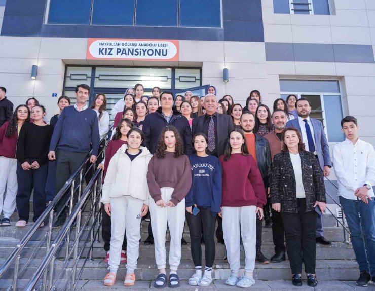 Yılmaz, gençlerle iftar sofrasında buluştu