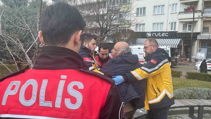 Bolu’da bankta oturan erkeğe sözlü tacizde bulunduğu iddia edilen yaşlı adam darp edildi