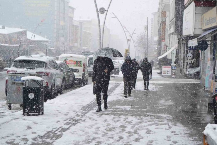 Muş’ta 40 köy yolu kapandı, mahsur kalan hasta kurtarıldı