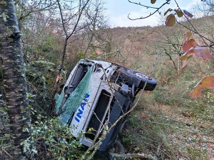 Servis aracı uçuruma yuvarlandı: 1 yaralı