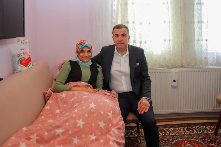 Sosyal medya üzerinden pasta-börek satarak geçimini sağlayan aileye Vali Eldivan’dan moral ziyareti