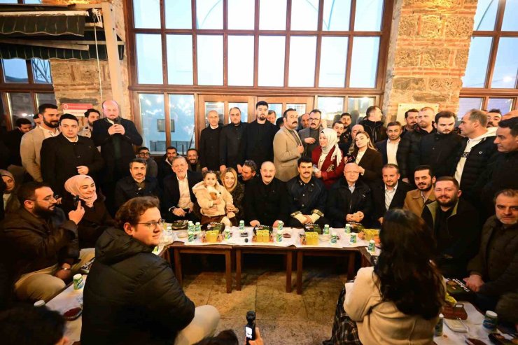 Tarihi Abdal Meydanı’nda binler sahur sofrasında buluştu: Varank’tan birlik mesajı