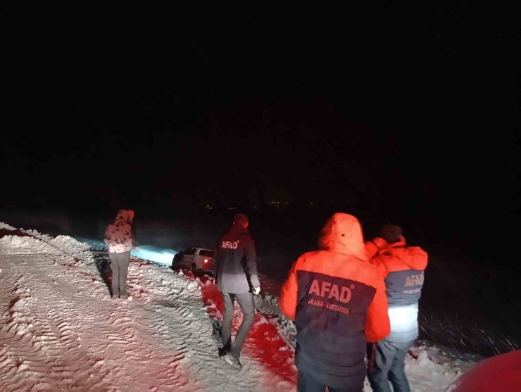 Ağrı’da tipi nedeniyle şarampole kayan araçtaki 2’si çocuk 4 kişi kurtarıldı