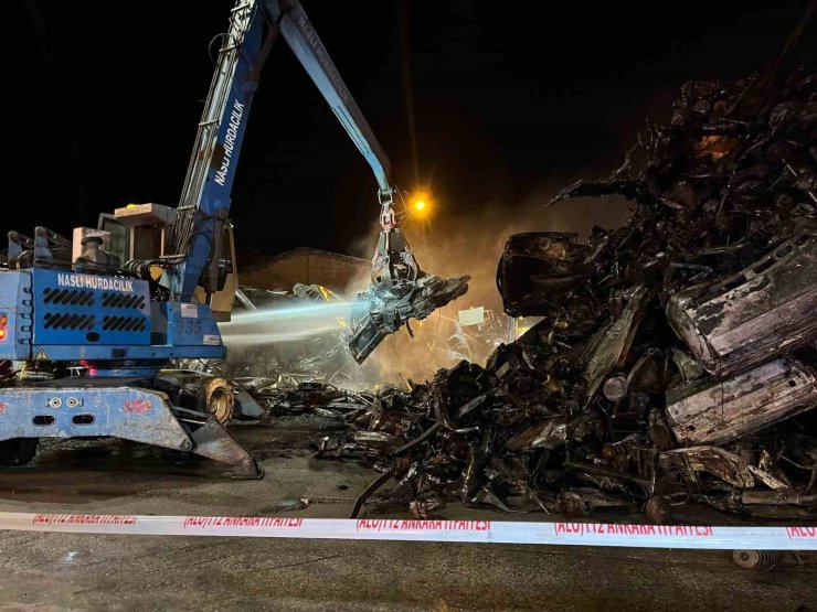 Hurdacılarda yangın paniği: Hurda araçlar alev aldı