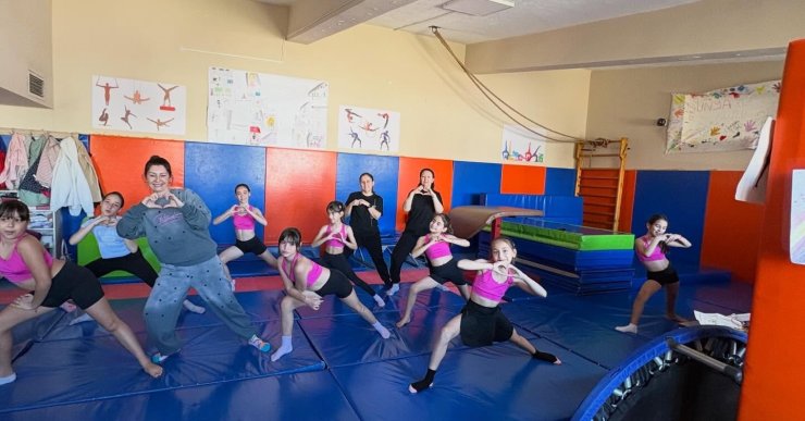 Burhaniye’ de anneler ve çocukları birlikte spor yaptı