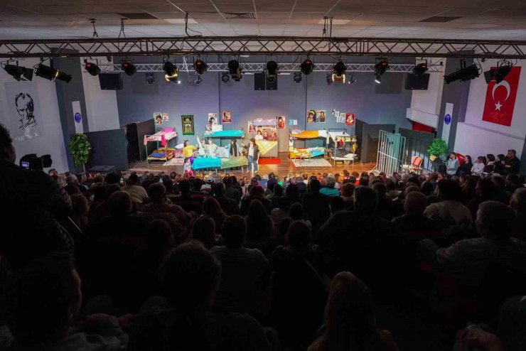 Didim’de ‘Kadın Kadına Özgürlük’ oyunu sanatseverlerle buluştu