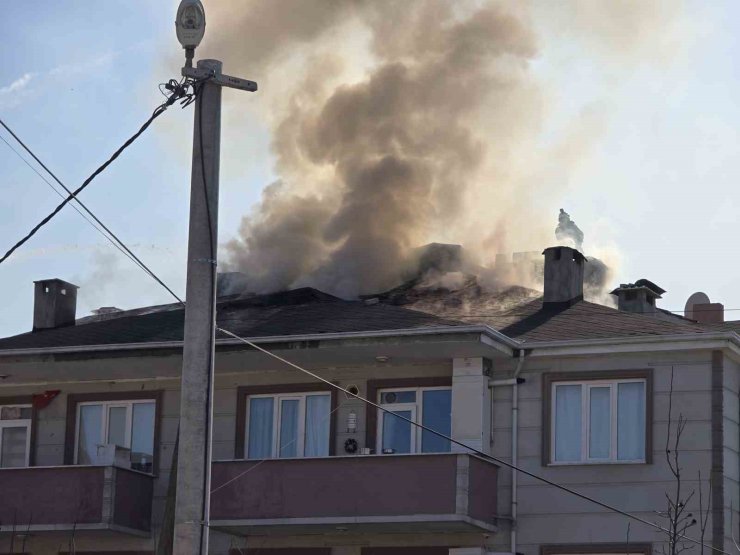 Bursa’nın İnegöl ilçesinde apartmanın çatısı alev alev yandı