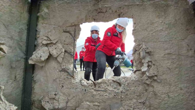 Hamileyken enkazda hayat kurtardı