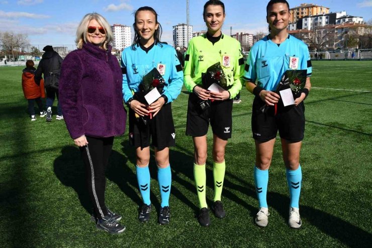 Kayseri’de kadın hakemlere 8 Mart jesti