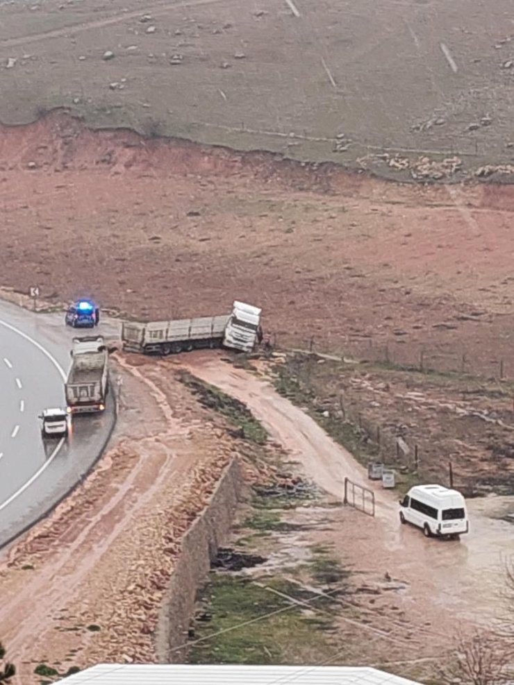 Kurtalan’da kontrolden çıkan kamyon yol kenarına savruldu