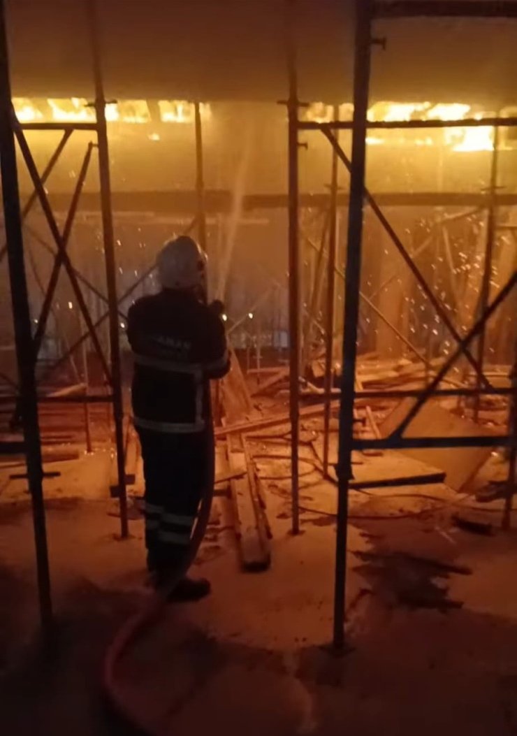 İnşaat halindeki binanın çatısında korkutan yangın