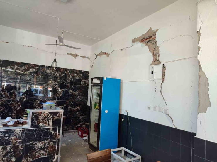 Buldan’da 5.1’lik depremin ardından bazı işletmelerde hasar meydana geldi