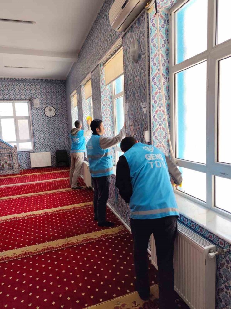 Eskişehir’de öğrenciler camii temizliği gerçekleştirdi