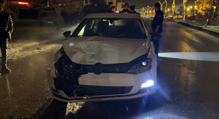 Yüksekova’da gizli buzlanma zincirleme kazaya neden oldu