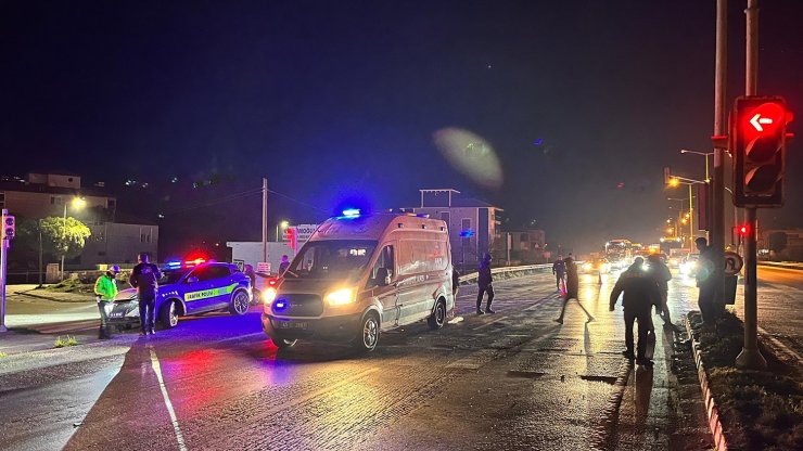 Yolun karşısına geçmek isteyen yaşlı kadına otomobil çarptı