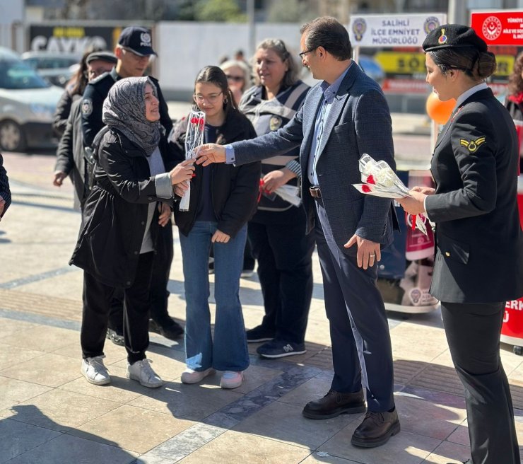 Salihli’de kadına yönelik şiddete karşı bilgilendirme stantları kuruldu