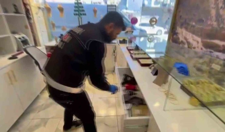 Kuyumcu süsü verip tefecilik yaptılar: Operasyonda silah, pos cihazları ve milyonluk çek-senet ele geçirildi