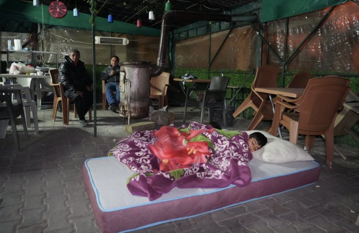 Buldan’da 5.1 büyüklüğündeki depremin ardından yaşanan artçılardan korkan vatandaşlar dışarda sabahladı