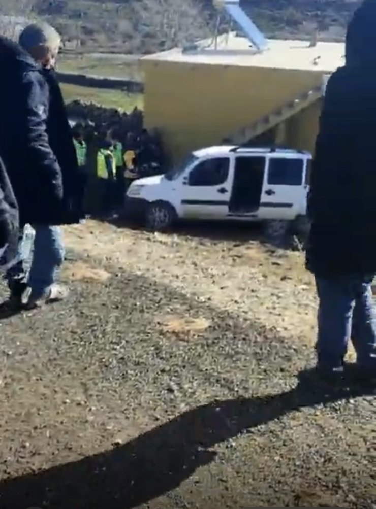 Diyarbakır’da araç evin duvarına çarptı: 2 yaralı