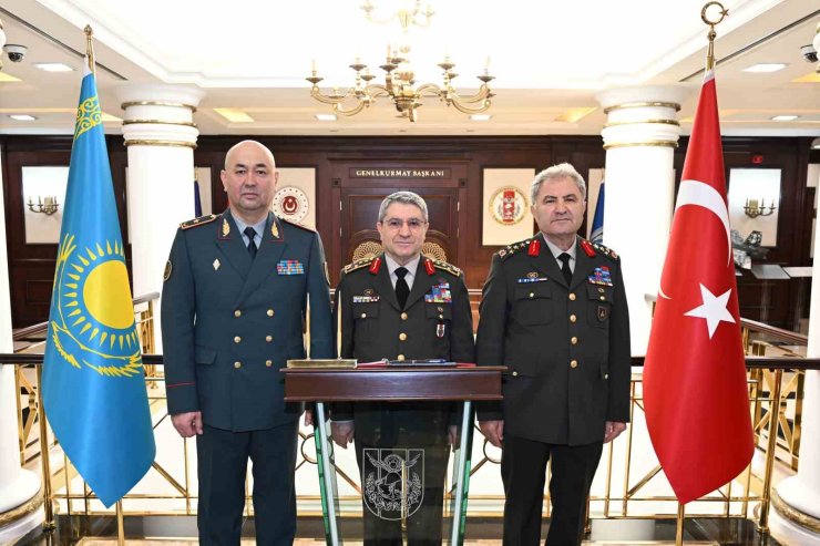 Genelkurmay Başkanı Bayraktaroğlu, Kazakistan Kara Kuvvetleri Komutanı Kuchekbayev’i kabul etti