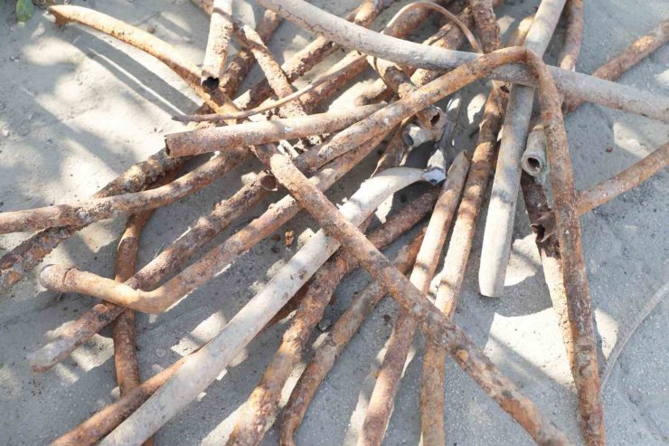 Hatay Büyükşehir Belediyesi, Dörtyol’da pastan tanınmaz hale gelen içme suyu şebeke hattını yeniliyor