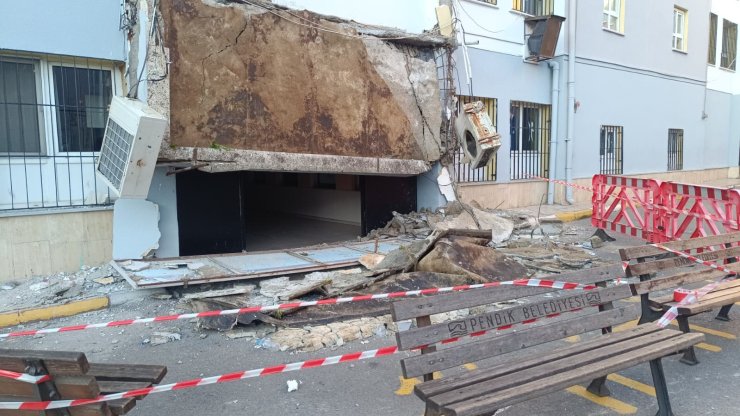 Pendik’te okulun giriş saçağı çöktü: Facianın eşiğinden dönüldü