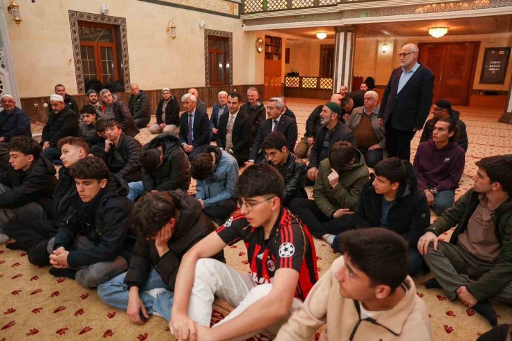 Rize’de öğrenciler cemaati az olan camilerde teravih namazında buluşuyor