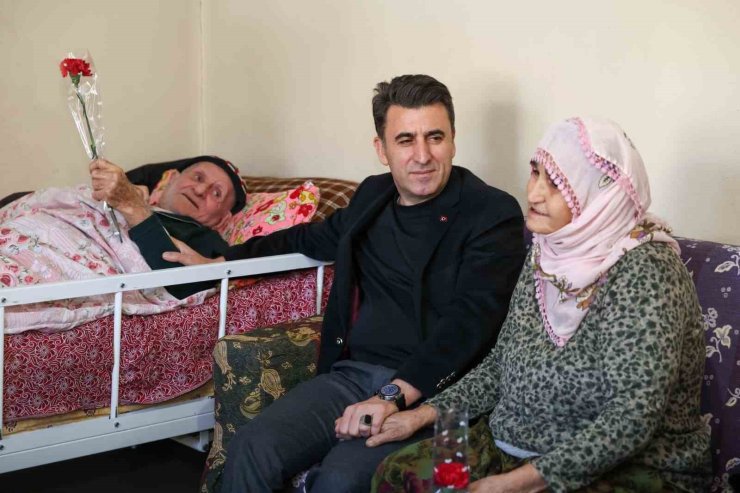 Vali Aygöl, kendisine patik hediye eden Hatun teyze ile bir araya geldi