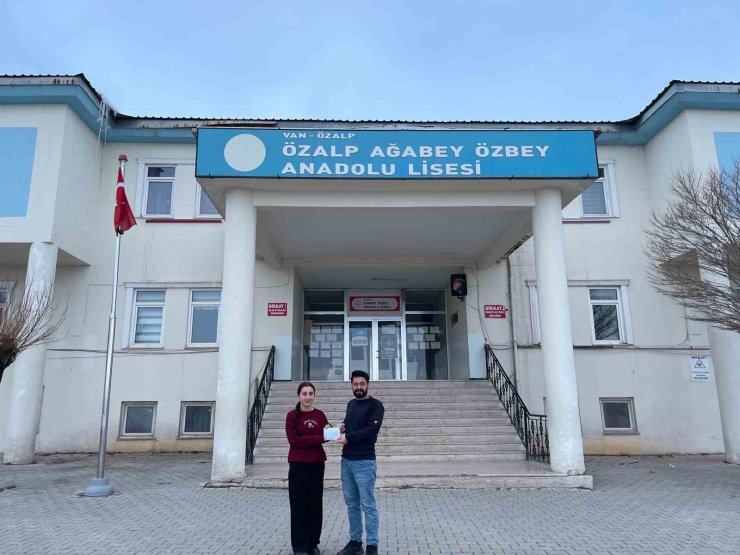 Özalp’te kitap okuma sınavında dereceye girenlere ödülleri verildi