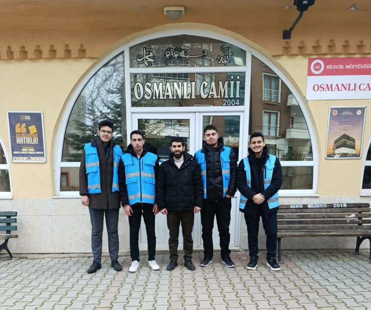 Bilecik’te KYK öğrencileri camiyi temizledi, ihtiyaç sahiplerine kumanya ulaştırdı