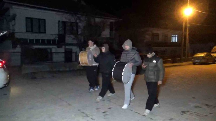 Liseliler davul çalarak sahura kaldırıyor: "Bahşişleri bol bol hazırlayın"