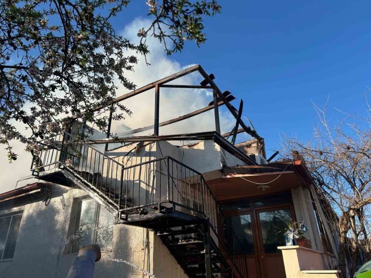 Denizli’de korkutan yangında çatı küle döndü