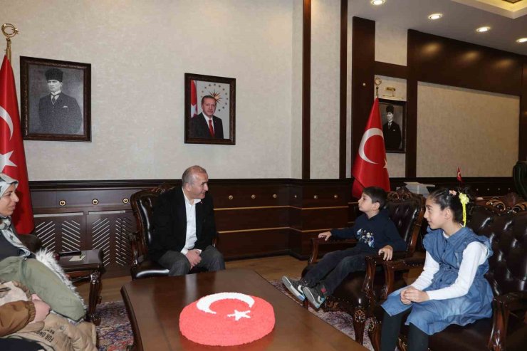 Bayrak nöbeti tutan minik öğrenciler Vali Hatipoğlu’nun konuğu oldu