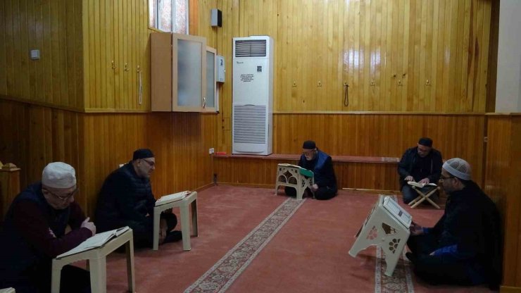 İtikafa girenler Ramazan’ın son günlerini ibadetle geçiriyor