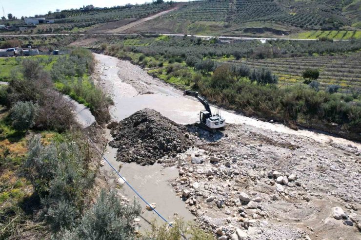Akdeniz Belediyesinden taşkın riskine karşı yoğun mesai